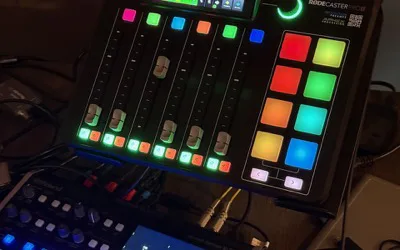 Áudio de rádio — Mesa e switcher: um canal dedicado por microfone